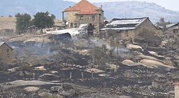 Digjen 15 shtëpi dhe objekte në fshatin Çanishtë afër Prilepit, zjarri është ende aktiv Digjen 15 shtëpi dhe objekte në fshatin Çanishtë afër Prilepit, zjarri është ende aktiv