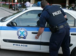 Greqi: Burri shqiptar ther për vdekje gruan, tenton të vetëvritet Greqi: Burri shqiptar ther për vdekje gruan, tenton të vetëvritet