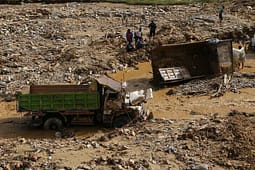 Shirat e rrëmbyeshëm dhe rrëshqitjet e dheut bllokojnë rrugët në 25 rrethe në Nepal Shirat e rrëmbyeshëm dhe rrëshqitjet e dheut bllokojnë rrugët në 25 rrethe në Nepal