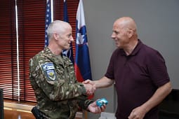 Lladrovci priti nënkolonelin Klinar, e falënderon për bashkëpunimin e shkëlqyer me KFOR-in Lladrovci priti nënkolonelin Klinar, e falënderon për bashkëpunimin e shkëlqyer me KFOR-in