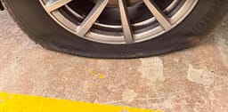 Turistit nga Kosova ia shpojnë gomat e veturës në parkingun në Vlorë, thotë se policia s’i doli në ndihmë Turistit nga Kosova ia shpojnë gomat e veturës në parkingun në Vlorë, thotë se policia s’i doli në ndihmë