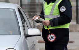 Arrestohet një person në Gjakovë, tentoi t’i korruptojë zyrtarët policorë me 50 euro Arrestohet një person në Gjakovë, tentoi t’i korruptojë zyrtarët policorë me 50 euro