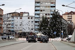 Shpjegim: Fundi i një simboli të ndarjes? Ura e Ibrit, presioni i Vuçiqit, qëndrimi i NATO-s dhe vlerësimet e ekspertëve – çfarë dihet deri tani? Shpjegim: Fundi i një simboli të ndarjes? Ura e Ibrit, presioni i Vuçiqit, qëndrimi i NATO-s dhe vlerësimet e ekspertëve – çfarë dihet deri tani?