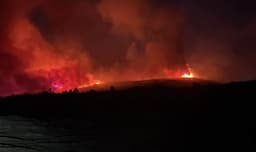 Situatë e rëndë me zjarret në rrethinat e Tiranës, flakët u afrohen banesave Situatë e rëndë me zjarret në rrethinat e Tiranës, flakët u afrohen banesave