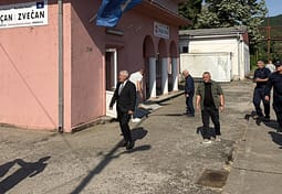 Tre ministrat e Qeverisë Kurti në Zveçan mbikëqyrin heqjen e një tabele cirilikë dhe vendosjen e flamurit të Kosovës Tre ministrat e Qeverisë Kurti në Zveçan mbikëqyrin heqjen e një tabele cirilikë dhe vendosjen e flamurit të Kosovës