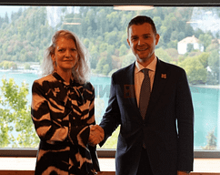 Mucunski-Huker: Partneriteti strategjik me SHBA-të përfaqëson një kontribut të rëndësishëm për sigurinë në rajon Mucunski-Huker: Partneriteti strategjik me SHBA-të përfaqëson një kontribut të rëndësishëm për sigurinë në rajon
