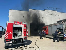 Një fabrikë në Gjakovë përfshihet nga flakët, ndërhyjnë zjarrfikësit Një fabrikë në Gjakovë përfshihet nga flakët, ndërhyjnë zjarrfikësit