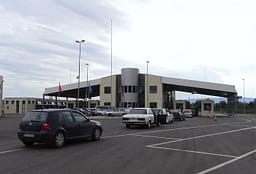 Kishte fshehur një tajlandeze në valixhe për ta kaluar jashtë vendit, arrestohet 26-vjeçari në Muriqan Kishte fshehur një tajlandeze në valixhe për ta kaluar jashtë vendit, arrestohet 26-vjeçari në Muriqan