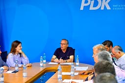 Kryesia e PDK-së: Vetëvendosje po rrënon rendin kushtetues, do ta mbrojmë shtetin me të gjitha mjetet Kryesia e PDK-së: Vetëvendosje po rrënon rendin kushtetues, do ta mbrojmë shtetin me të gjitha mjetet