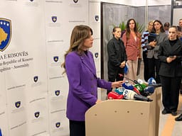 Familjet Thaçi, Veseli e Krasniqi refuzuan takimin, Haxhiu: Desha të çojë mesazh edhe jashtë, mund t’u shkojë edhe në shtëpi Familjet Thaçi, Veseli e Krasniqi refuzuan takimin, Haxhiu: Desha të çojë mesazh edhe jashtë, mund t’u shkojë edhe në shtëpi