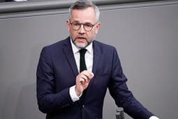 Ish-Ministri gjerman për Evropë: E kuptoj frustrimin e Kosovës me Zelenskyn, heqja flamurit ukrainas në Prishtinë gabim Ish-Ministri gjerman për Evropë: E kuptoj frustrimin e Kosovës me Zelenskyn, heqja flamurit ukrainas në Prishtinë gabim