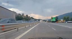 Radhë kilometrike në pikën kufitare në Morinë për të hyrë në Kosovë Radhë kilometrike në pikën kufitare në Morinë për të hyrë në Kosovë