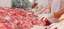 Ndalimi i importeve të mishit nga Brazili, përpunuesit shqiptarë paralajmërojnë rritje të çmimeve deri në 40% Ndalimi i importeve të mishit nga Brazili, përpunuesit shqiptarë paralajmërojnë rritje të çmimeve deri në 40%