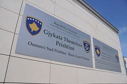 Dy nga gjashtë të akuzuarit serbë për barrikadat në veri pranojnë fajësinë Dy nga gjashtë të akuzuarit serbë për barrikadat në veri pranojnë fajësinë