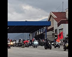Një grup motoristësh i veteranëve dhe Unionit Shqiptar nisen nga Morina drejt Prishtinës Një grup motoristësh i veteranëve dhe Unionit Shqiptar nisen nga Morina drejt Prishtinës