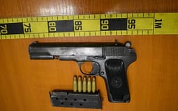 Rrëshqiti dhe i shkrepi arma nga çanta, 20-vjeçari u vetëplagos në këmbë – detaje nga rasti në Ferizaj Rrëshqiti dhe i shkrepi arma nga çanta, 20-vjeçari u vetëplagos në këmbë – detaje nga rasti në Ferizaj
