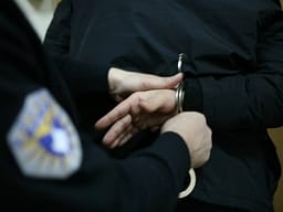 Pas tetë muajsh, kapet i dyshuari për vjedhje në një shtëpi në Pejë Pas tetë muajsh, kapet i dyshuari për vjedhje në një shtëpi në Pejë
