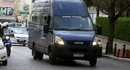 Arratisje spektakolare në Greqi, grupi i armatosur “rrëmben” shqiptarin gjatë transferimit në spital Arratisje spektakolare në Greqi, grupi i armatosur “rrëmben” shqiptarin gjatë transferimit në spital
