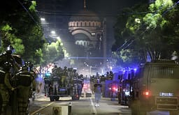 Protesta shpërthen në dhunë, Serbia mobilizon numër rekord policësh kundër demonstruesve Protesta shpërthen në dhunë, Serbia mobilizon numër rekord policësh kundër demonstruesve