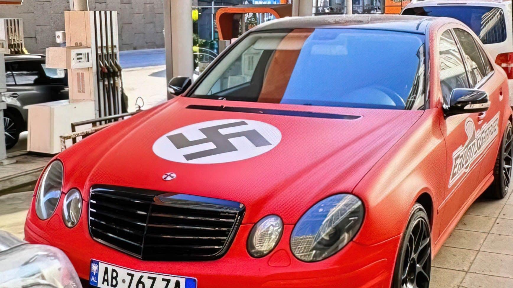 Policia në kërkim të mjetit me simbole naziste në Tiranë, si u zbulua nga autoritetet e huaja Policia në kërkim të mjetit me simbole naziste në Tiranë, si u zbulua nga autoritetet e huaja