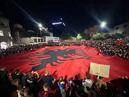 Protesta kundër vendimit ndaj katërshes së UÇK-së, sonte nata e tetë në sheshin “Skënderbeu” Protesta kundër vendimit ndaj katërshes së UÇK-së, sonte nata e tetë në sheshin “Skënderbeu”