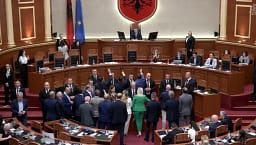 Ndërpritet për herë të dytë seanca pas tensioneve në Kuvend, deputetët e PD nuk lëshojnë foltoren Ndërpritet për herë të dytë seanca pas tensioneve në Kuvend, deputetët e PD nuk lëshojnë foltoren