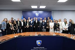 Kurti pret delegacionin e “Young Global Leaders” të Forumit Ekonomik Botëror Kurti pret delegacionin e “Young Global Leaders” të Forumit Ekonomik Botëror