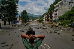 Katastrofa e përmbytjeve në Nepal dhe Kinë, mbi 1.300 persona ende të zhdukur Katastrofa e përmbytjeve në Nepal dhe Kinë, mbi 1.300 persona ende të zhdukur