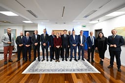 Partitë e Luginës bëjnë marrëveshje në zyrën e Kurtit për të garuar me një listë në zgjedhjet e 25 tetorit në Serbi Partitë e Luginës bëjnë marrëveshje në zyrën e Kurtit për të garuar me një listë në zgjedhjet e 25 tetorit në Serbi