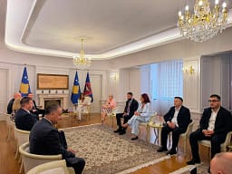 Nis takimi te Haxhiu, i shkojnë Kurti, Kusari -Lila, Gërvalla dhe përfaqësues të partive të pakicave Nis takimi te Haxhiu, i shkojnë Kurti, Kusari -Lila, Gërvalla dhe përfaqësues të partive të pakicave