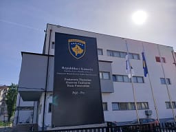 Aktakuzë ndaj dy personave në Pejë, ia morën një hallexhiu 135 mijë euro duke i premtuar transplant të veshkës Aktakuzë ndaj dy personave në Pejë, ia morën një hallexhiu 135 mijë euro duke i premtuar transplant të veshkës