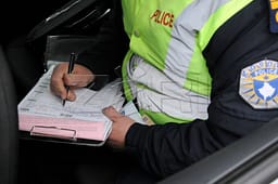 Po “fluturonte” me veturë në zonë banimi, gjobitet dhe i merret leja 37-vjeçarit në Ferizaj Po “fluturonte” me veturë në zonë banimi, gjobitet dhe i merret leja 37-vjeçarit në Ferizaj