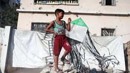Izraeli paralajmëron për përgjigje ‘të fuqishme’ ndaj balonave të dërguara nga Gaza Izraeli paralajmëron për përgjigje ‘të fuqishme’ ndaj balonave të dërguara nga Gaza