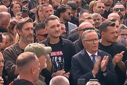 Bedri Hamza bashkë me djalin e Thaçit e Veselit në Marshin për Liri Bedri Hamza bashkë me djalin e Thaçit e Veselit në Marshin për Liri