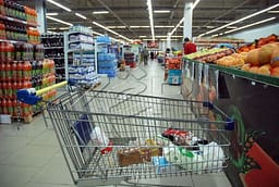 Kosovarët shpenzojnë shumë më tepër për ushqime se evropianët Kosovarët shpenzojnë shumë më tepër për ushqime se evropianët