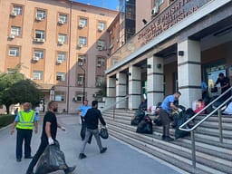 LVV me aksion simbolik para Komunës së Prishtinës, dërgon thasë me mbeturina para objektit komunal LVV me aksion simbolik para Komunës së Prishtinës, dërgon thasë me mbeturina para objektit komunal