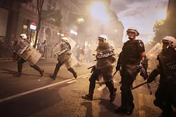 Protestat antiqeveritare në Beograd eskalojnë në dhunë Protestat antiqeveritare në Beograd eskalojnë në dhunë