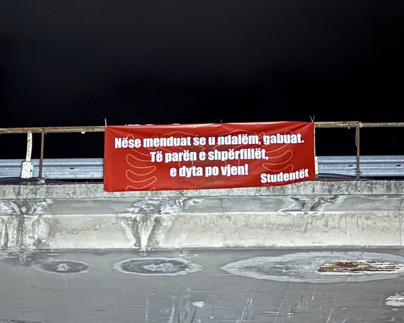 Studentët shqiptarë paralajmërojnë protestën e dytë: “Nëse menduat se u ndalëm, gabuat” Studentët shqiptarë paralajmërojnë protestën e dytë: “Nëse menduat se u ndalëm, gabuat”