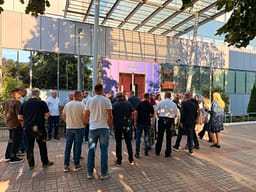 PDK bllokon sërish hyrjen e Qeverisë, deputetëve u bashkohen Aleanca dhe asamblistët e Vushtrrisë PDK bllokon sërish hyrjen e Qeverisë, deputetëve u bashkohen Aleanca dhe asamblistët e Vushtrrisë