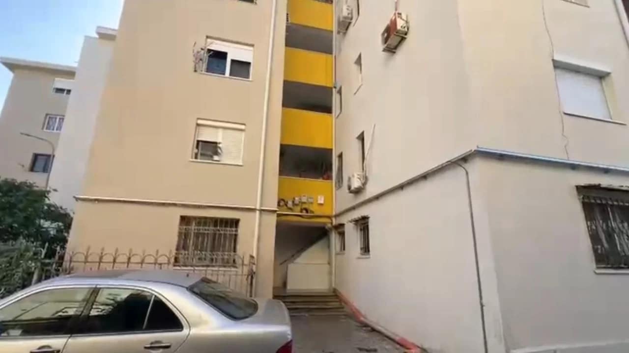 E rëndë në Shkodër, i riu hidhet nga pallati, humb jetën E rëndë në Shkodër, i riu hidhet nga pallati, humb jetën