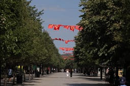 Nënkryetarja Musmurati: Prishtina sot vishet me flamujt e lirisë, Kosova po pret kthimin e çlirimtarëve (Foto) Nënkryetarja Musmurati: Prishtina sot vishet me flamujt e lirisë, Kosova po pret kthimin e çlirimtarëve (Foto)