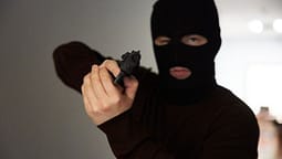 Grabitet një shtëpi në Rahovec, hajduti i maskuar kërcënoi me armë pronarin Grabitet një shtëpi në Rahovec, hajduti i maskuar kërcënoi me armë pronarin