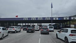 Qytetarë nga Shqipëria dhe diaspora drejt Prishtinës, nisen për marshin në mbështetje të ish-drejtuesve të UÇK-së Qytetarë nga Shqipëria dhe diaspora drejt Prishtinës, nisen për marshin në mbështetje të ish-drejtuesve të UÇK-së