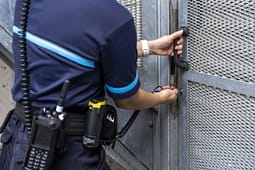 Ekspertët në Zvicër propozojnë masa të reja për lehtësimin e sistemit të burgjeve Ekspertët në Zvicër propozojnë masa të reja për lehtësimin e sistemit të burgjeve