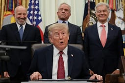 Plani i Trumpit zemëron Evropën: Uashingtoni u dërgon miliona dollarë mediave të krahut të djathtë Plani i Trumpit zemëron Evropën: Uashingtoni u dërgon miliona dollarë mediave të krahut të djathtë