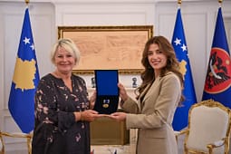 Haxhiu dekoron Komitetin Norvegjez të Helsinkit me Medaljen Presidenciale të Meritave Haxhiu dekoron Komitetin Norvegjez të Helsinkit me Medaljen Presidenciale të Meritave