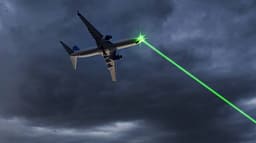 Kontrollorët alarmojnë për lazerët ndaj avionëve në Prishtinë: “Rrezikohet siguria e qindra udhëtarëve” Kontrollorët alarmojnë për lazerët ndaj avionëve në Prishtinë: “Rrezikohet siguria e qindra udhëtarëve”