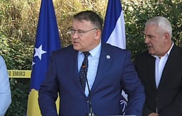 Armë të gjata, pistoleta, uniforma, e afër 100 mijë euro -Drejtori i Policisë tregon se çfarë u gjet në Zubin Potok Armë të gjata, pistoleta, uniforma, e afër 100 mijë euro -Drejtori i Policisë tregon se çfarë u gjet në Zubin Potok