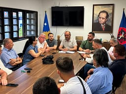 Shtohet presioni ndaj Abdixhikut, edhe Dega II në Prishtinë kërkon largimin e tij Shtohet presioni ndaj Abdixhikut, edhe Dega II në Prishtinë kërkon largimin e tij