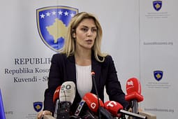 Deliu ironizon takimin e Haxhiut: Takohen, koordinohen e fotografohen mes vete Deliu ironizon takimin e Haxhiut: Takohen, koordinohen e fotografohen mes vete